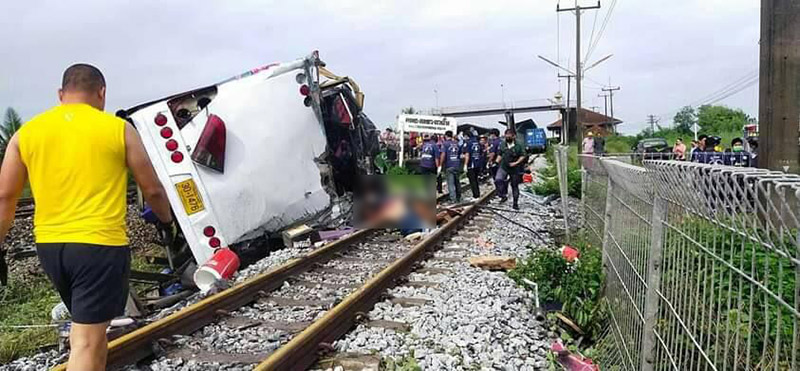 รถไฟชนรถทัวร์ รถไฟชนรถทัวร์