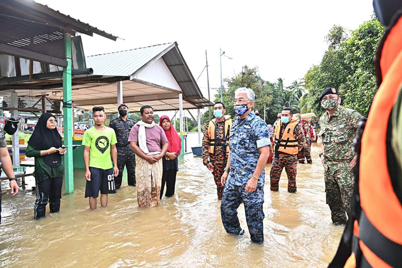 กษัตริย์มาเลเซีย พายเรือลุยน้ำท่วม ช่วยชาวบ้าน กษัตริย์มาเลเซีย พายเรือลุยน้ำท่วม ช่วยชาวบ้าน