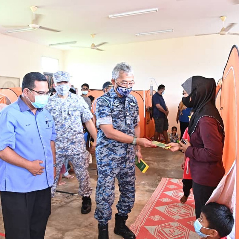 กษัตริย์มาเลเซีย พายเรือลุยน้ำท่วม ช่วยชาวบ้าน กษัตริย์มาเลเซีย พายเรือลุยน้ำท่วม ช่วยชาวบ้าน