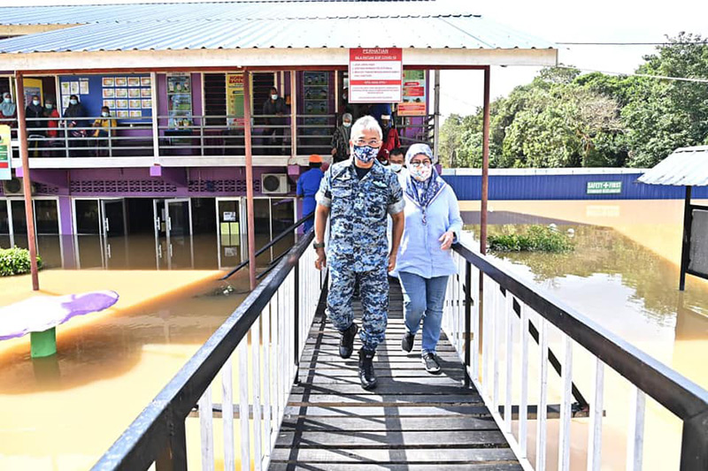 กษัตริย์มาเลเซีย พายเรือลุยน้ำท่วม ช่วยชาวบ้าน กษัตริย์มาเลเซีย พายเรือลุยน้ำท่วม ช่วยชาวบ้าน