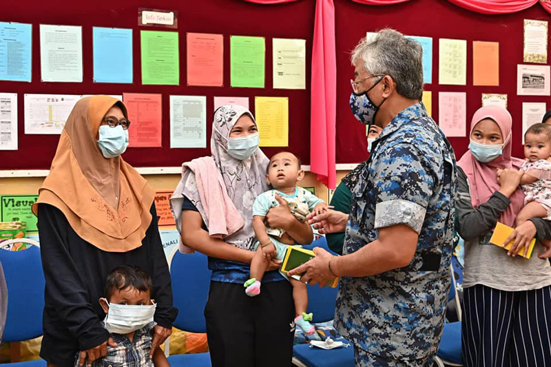 กษัตริย์มาเลเซีย พายเรือลุยน้ำท่วม ช่วยชาวบ้าน กษัตริย์มาเลเซีย พายเรือลุยน้ำท่วม ช่วยชาวบ้าน