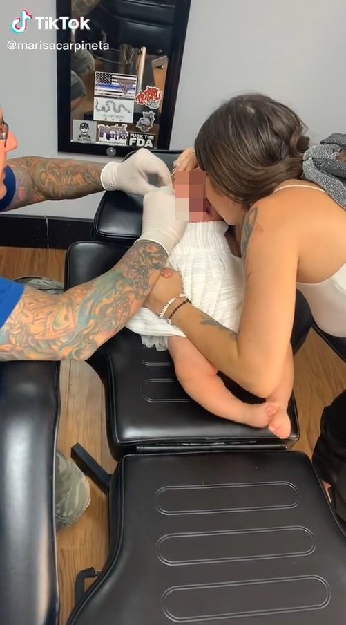 แม่พาลูก 6 เดือน เจาะหู แม่พาลูก 6 เดือน เจาะหู