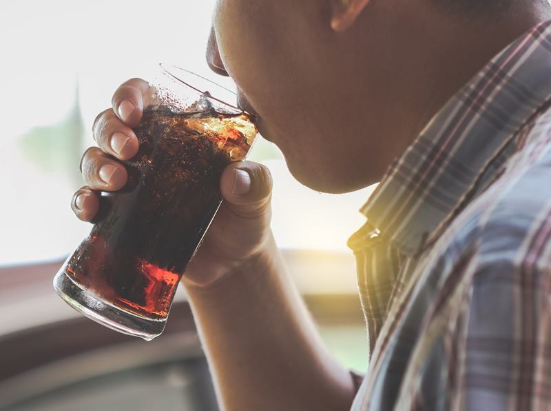 ดื่มน้ำอัดลมขวดใหญ่ดับสลด ดื่มน้ำอัดลมขวดใหญ่ดับสลด