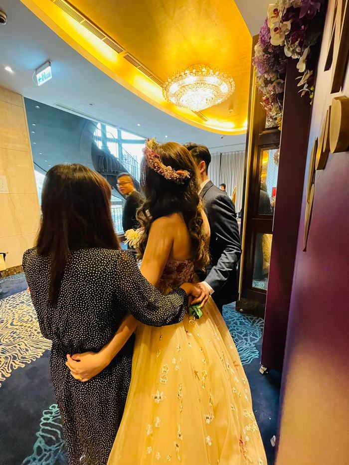 เจ้าบ่าวจับมือสาวอื่น เจ้าบ่าวจับมือสาวอื่น