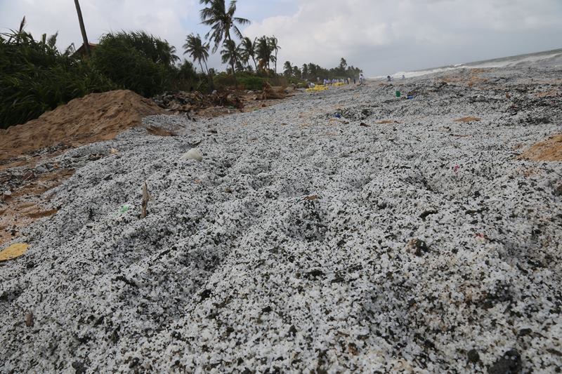 เรือสินค้าไฟไหม้ เม็ดพลาสติกเต็มทะเล เรือสินค้าไฟไหม้ เม็ดพลาสติกเต็มทะเล