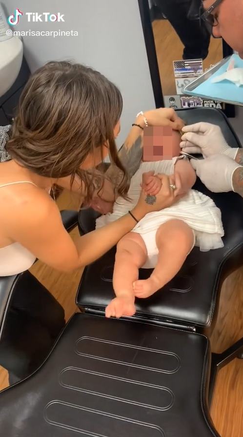 แม่พาลูก 6 เดือน เจาะหู แม่พาลูก 6 เดือน เจาะหู