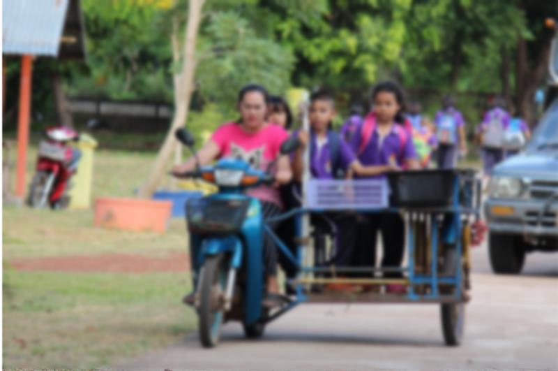 ขี่รถซาเล้งมาส่งโรงเรียน ขี่รถซาเล้งมาส่งโรงเรียน