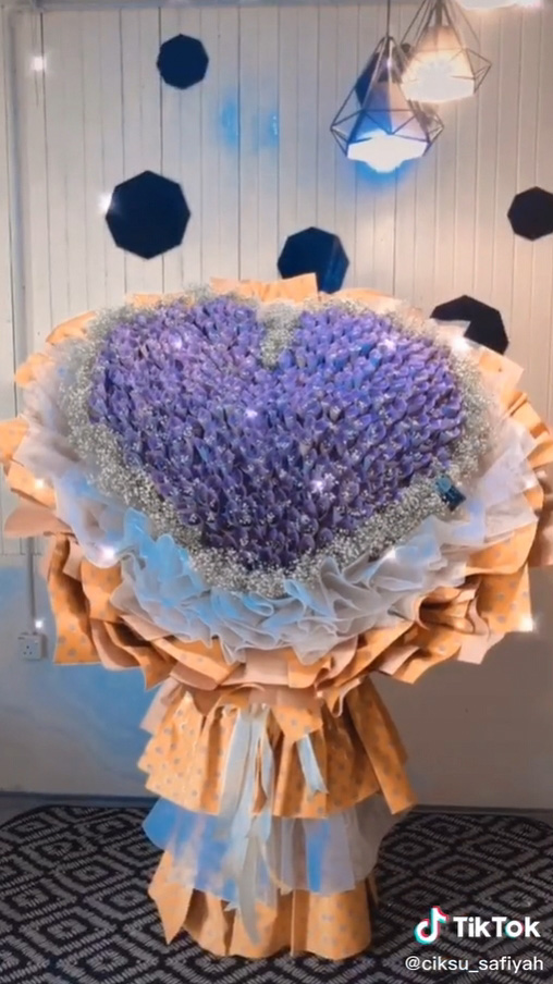 ช่อดอกไม้ธนบัตร 4 แสน ช่อดอกไม้ธนบัตร 4 แสน