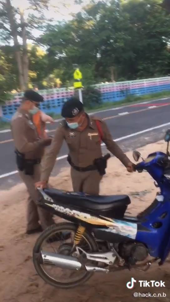 ยายด่าตำรวจจับรถฮ่างถึงบ้าน ยายด่าตำรวจจับรถฮ่างถึงบ้าน