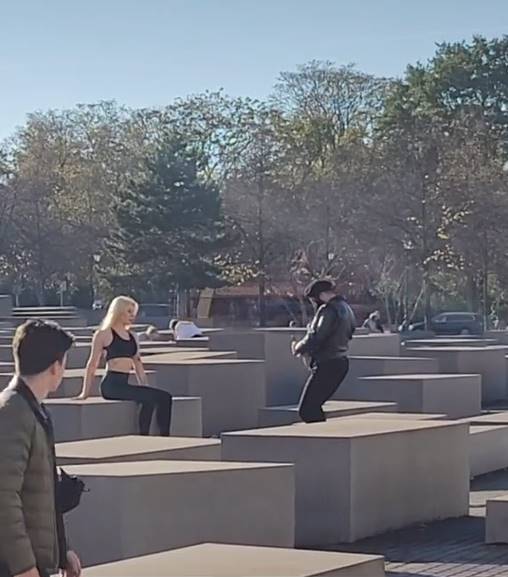 อินฟลูเอนเซอร์ ถ่ายรูปบนสุสานชาวยิว อินฟลูเอนเซอร์ ถ่ายรูปบนสุสานชาวยิว