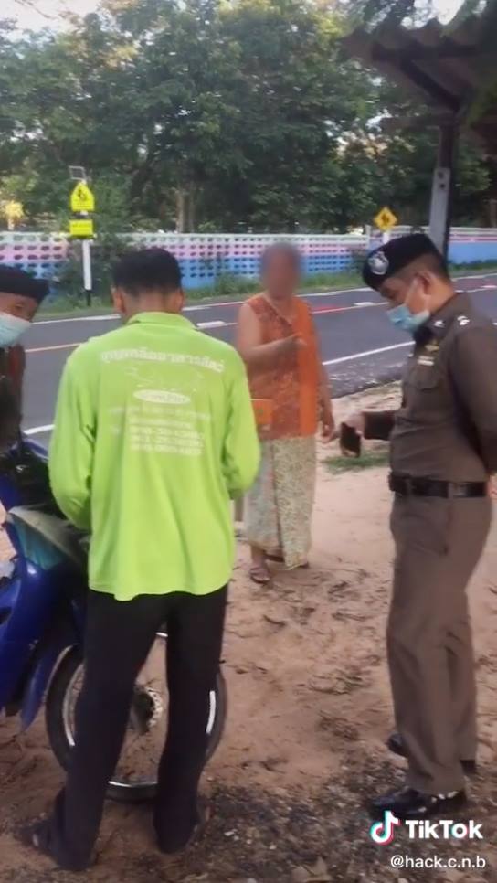 ยายด่าตำรวจจับรถฮ่างถึงบ้าน ยายด่าตำรวจจับรถฮ่างถึงบ้าน