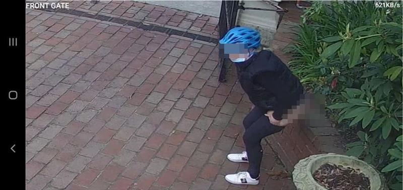 นักปั่นจักรยาน อุจจาระ หน้าบ้านคนอื่น นักปั่นจักรยาน อุจจาระ หน้าบ้านคนอื่น