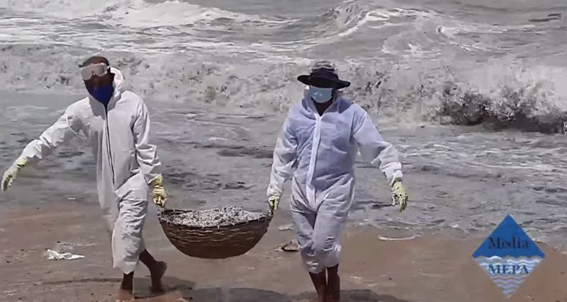 เรือสินค้าไฟไหม้ เม็ดพลาสติกเต็มทะเล เรือสินค้าไฟไหม้ เม็ดพลาสติกเต็มทะเล