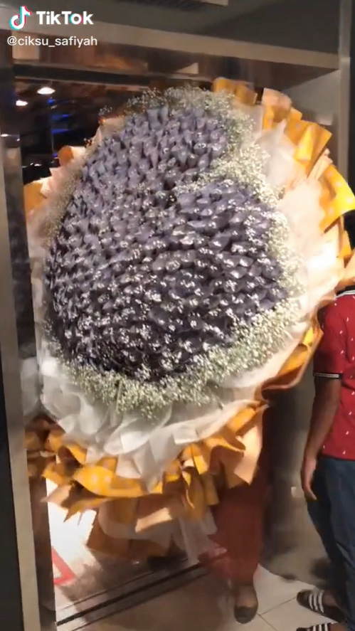 ช่อดอกไม้ธนบัตร 4 แสน ช่อดอกไม้ธนบัตร 4 แสน