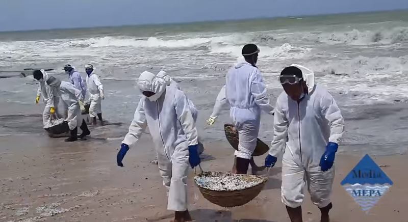 เรือสินค้าไฟไหม้ เม็ดพลาสติกเต็มทะเล เรือสินค้าไฟไหม้ เม็ดพลาสติกเต็มทะเล