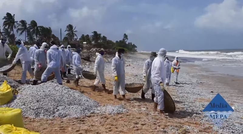 เรือสินค้าไฟไหม้ เม็ดพลาสติกเต็มทะเล เรือสินค้าไฟไหม้ เม็ดพลาสติกเต็มทะเล
