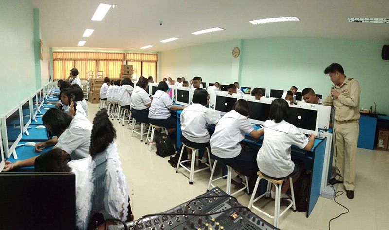 ครูซื้อคอมให้นักเรียน ครูซื้อคอมให้นักเรียน