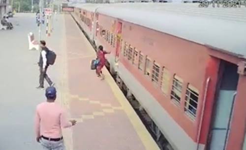 กระโดดลงรถไฟตอนวิ่ง โดนดูดตกราง กระโดดลงรถไฟตอนวิ่ง โดนดูดตกราง