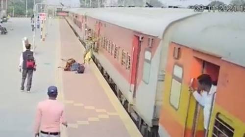 กระโดดลงรถไฟตอนวิ่ง โดนดูดตกราง กระโดดลงรถไฟตอนวิ่ง โดนดูดตกราง