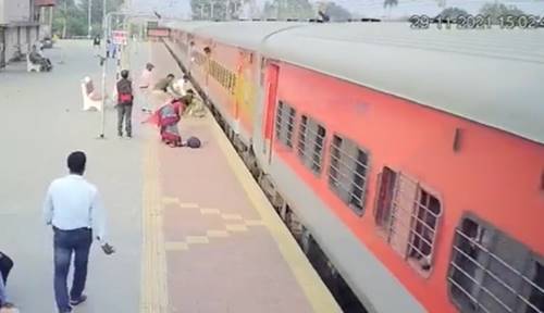 กระโดดลงรถไฟตอนวิ่ง โดนดูดตกราง กระโดดลงรถไฟตอนวิ่ง โดนดูดตกราง