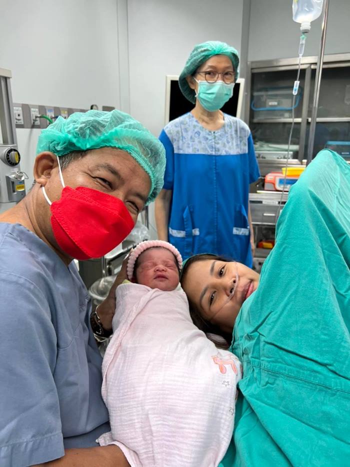 ศรีสุวรรณ ปลื้มภรรยาคลอดลูกสาว ศรีสุวรรณ ปลื้มภรรยาคลอดลูกสาว