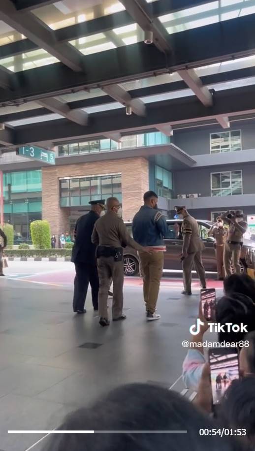 เจ้าฟ้าทีปังกรรัศมีโชติ ตรัสถามอาการของผู้ที่มาเฝ้ารับเสด็จ เจ้าฟ้าทีปังกรรัศมีโชติ ตรัสถามอาการของผู้ที่มาเฝ้ารับเสด็จ