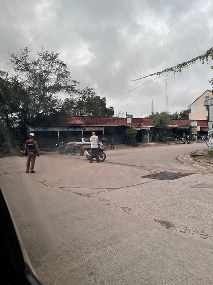 คนร้ายคลุ้มคลั่ง จับตัวประกัน มีปืนและระเบิด คนร้ายคลุ้มคลั่ง จับตัวประกัน มีปืนและระเบิด