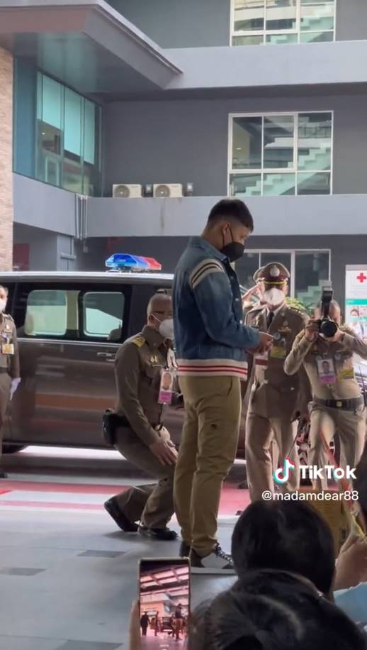 เจ้าฟ้าทีปังกรรัศมีโชติ ตรัสถามอาการของผู้ที่มาเฝ้ารับเสด็จ เจ้าฟ้าทีปังกรรัศมีโชติ ตรัสถามอาการของผู้ที่มาเฝ้ารับเสด็จ