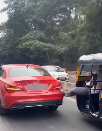 คนขับตุ๊กตุ๊กถีบรถเบนซ์ คนขับตุ๊กตุ๊กถีบรถเบนซ์