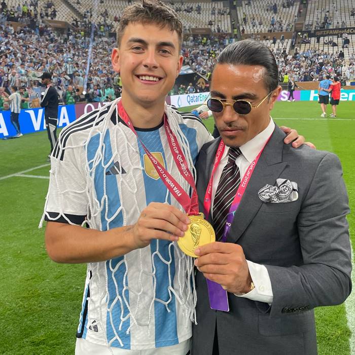 Salt Bae โดนดราม่า ลงสนามไปวุ่นวายกับ เมสซี่ Salt Bae โดนดราม่า ลงสนามไปวุ่นวายกับ เมสซี่