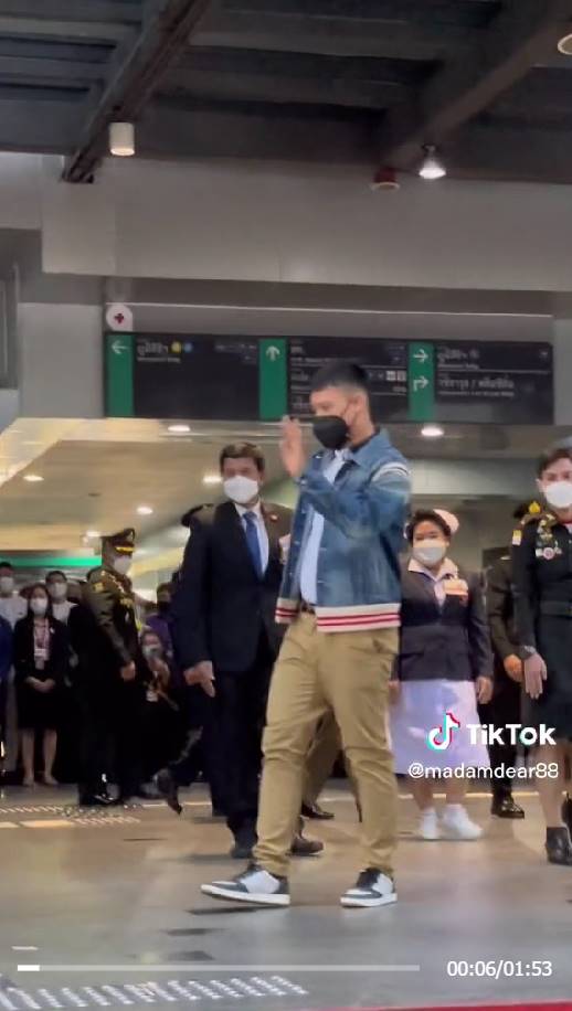 เจ้าฟ้าทีปังกรรัศมีโชติ ตรัสถามอาการของผู้ที่มาเฝ้ารับเสด็จ เจ้าฟ้าทีปังกรรัศมีโชติ ตรัสถามอาการของผู้ที่มาเฝ้ารับเสด็จ