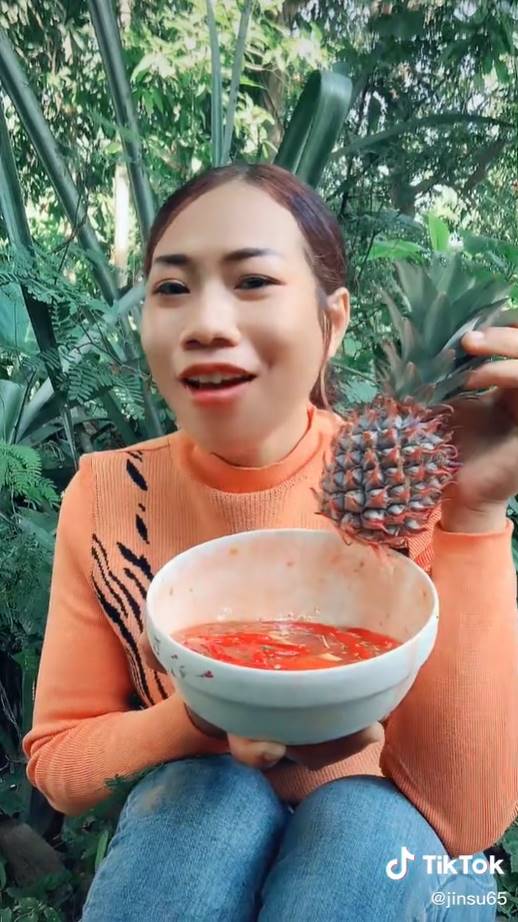 โชว์กินสับปะรดทั้งเปลือก โชว์กินสับปะรดทั้งเปลือก