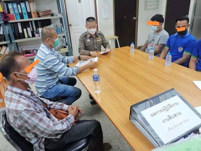 รุมกระทืบ พนง.เซเว่น เตือนใส่แมสก์ รุมกระทืบ พนง.เซเว่น เตือนใส่แมสก์