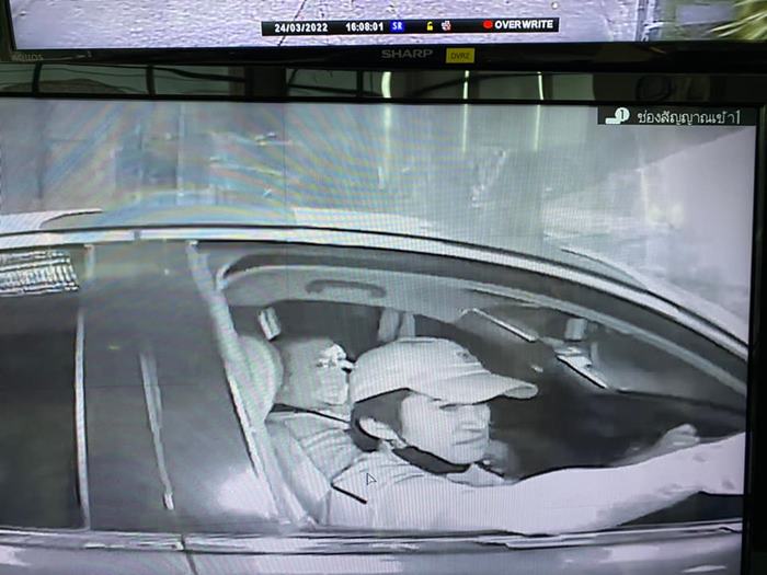 ตำรวจอุ้มยกครอบครัว รีดเงิน 4 แสน ตำรวจอุ้มยกครอบครัว รีดเงิน 4 แสน