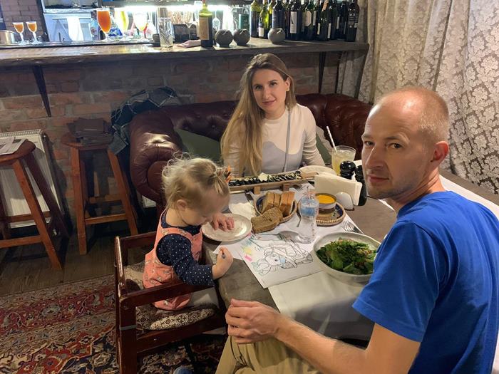 แม่เขียนข้อมูลติดต่อไว้ที่ตัวลูก สงครามรัสเซีย ยูเครน แม่เขียนข้อมูลติดต่อไว้ที่ตัวลูก สงครามรัสเซีย ยูเครน