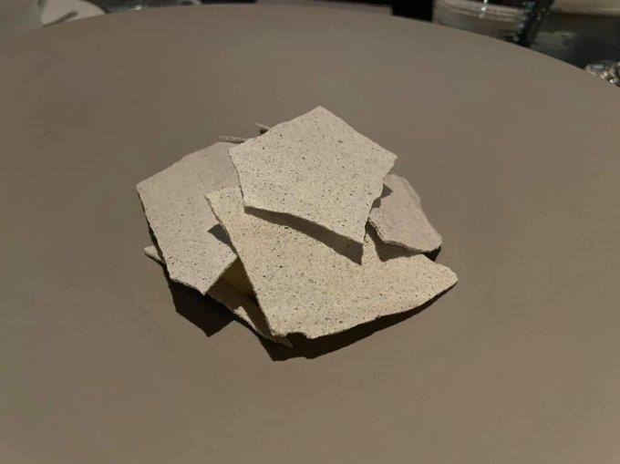 ร้านอาหารหรู เสิร์ฟเมนูแปลก คล้ายแผ่นปูน ร้านอาหารหรู เสิร์ฟเมนูแปลก คล้ายแผ่นปูน