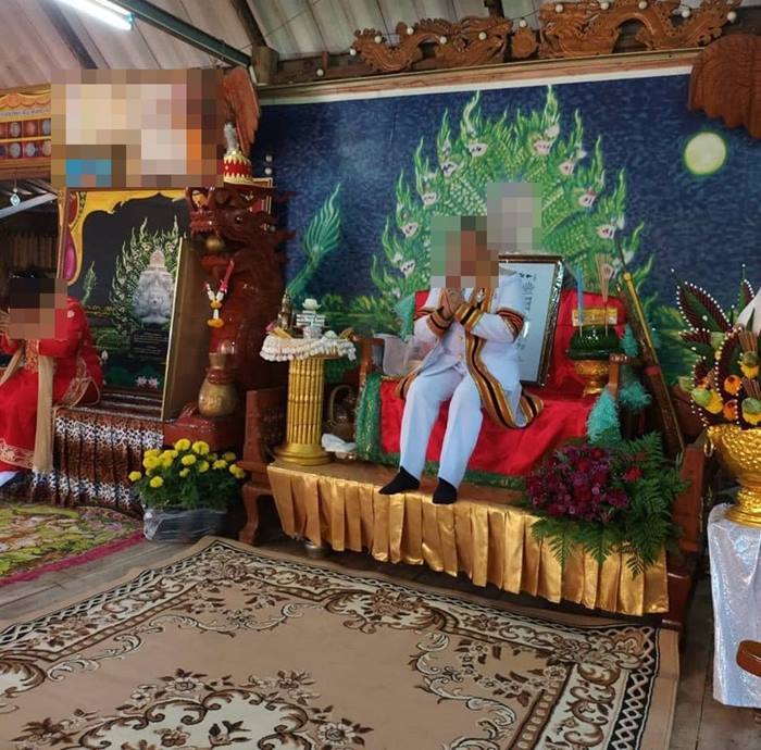 ร่างทรงชุดครุย ร่างทรงชุดครุย