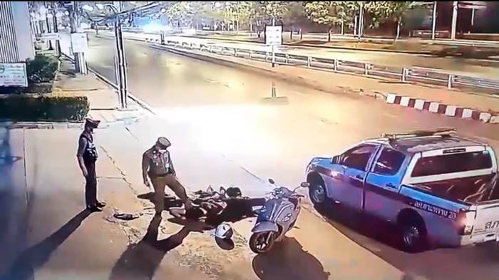 วัยรุ่นหนีอริ เจอตำรวจเอาเท้าเหยียบหัว วัยรุ่นหนีอริ เจอตำรวจเอาเท้าเหยียบหัว