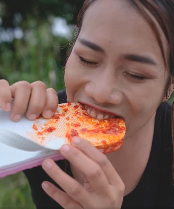 กินรองเท้าแตะจิ้มน้ำพริก กินรองเท้าแตะจิ้มน้ำพริก