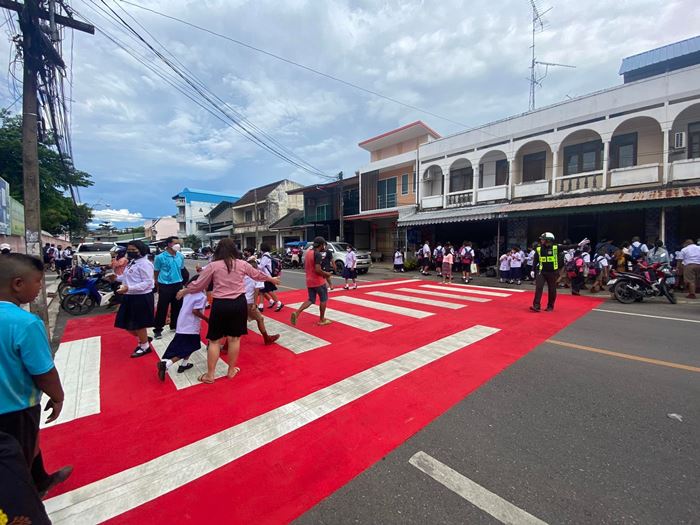 มอเตอร์ไซค์ชนนักเรียนข้ามทางม้าลาย มอเตอร์ไซค์ชนนักเรียนข้ามทางม้าลาย