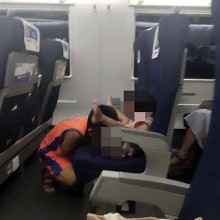 พี่ชายจับน้องสาวยกขาเอาหน้ามุด พี่ชายจับน้องสาวยกขาเอาหน้ามุด