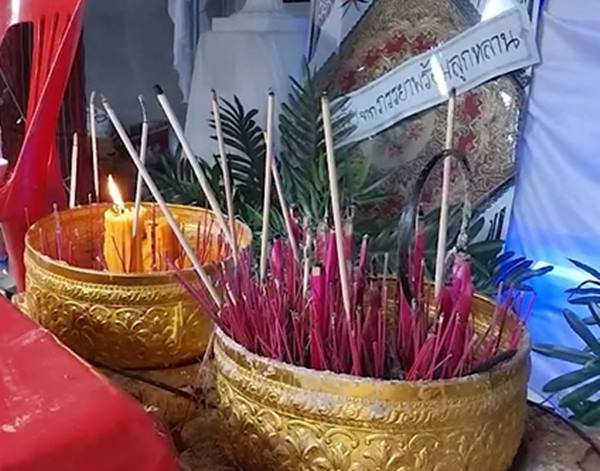 หนุ่มหยอกเด็กร้องไห้ โดนรุมกระทืบม้ามแตกตาย หนุ่มหยอกเด็กร้องไห้ โดนรุมกระทืบม้ามแตกตาย