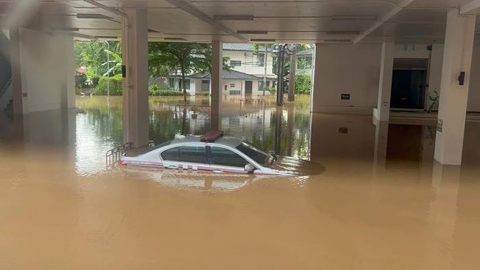 รถตำรวจน้ำท่วม รถตำรวจน้ำท่วม