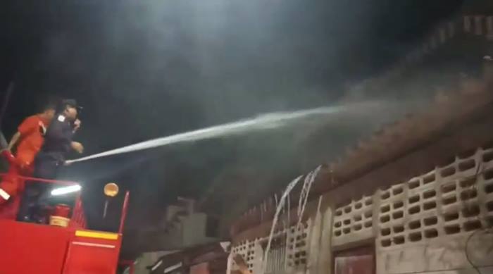 ชายคลั่งยาเผาบ้านตัวเอง ชายคลั่งยาเผาบ้านตัวเอง