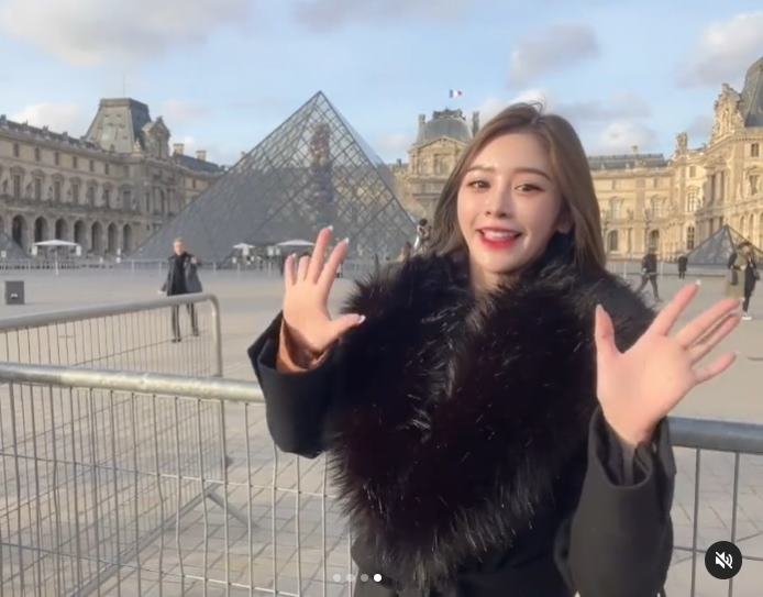 นางแบบถอดเสื้อถ่ายรูปหน้าพิพิธภัณฑ์ฝรั่งเศส นางแบบถอดเสื้อถ่ายรูปหน้าพิพิธภัณฑ์ฝรั่งเศส