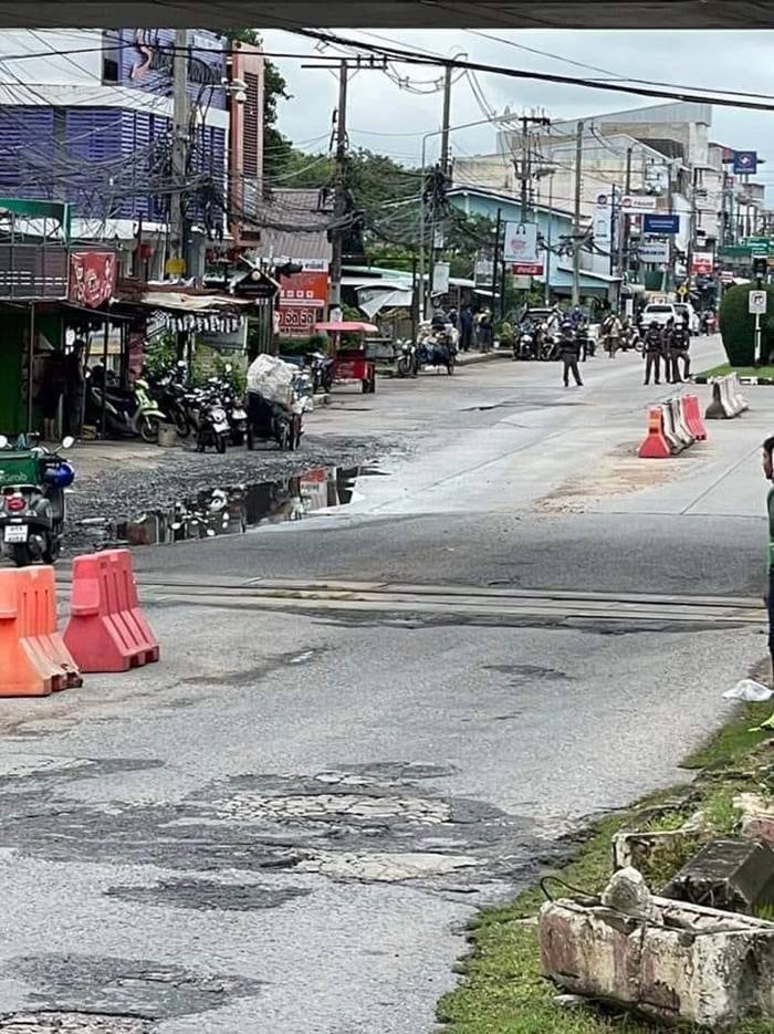 คนร้ายคลุ้มคลั่ง จับตัวประกัน มีปืนและระเบิด คนร้ายคลุ้มคลั่ง จับตัวประกัน มีปืนและระเบิด