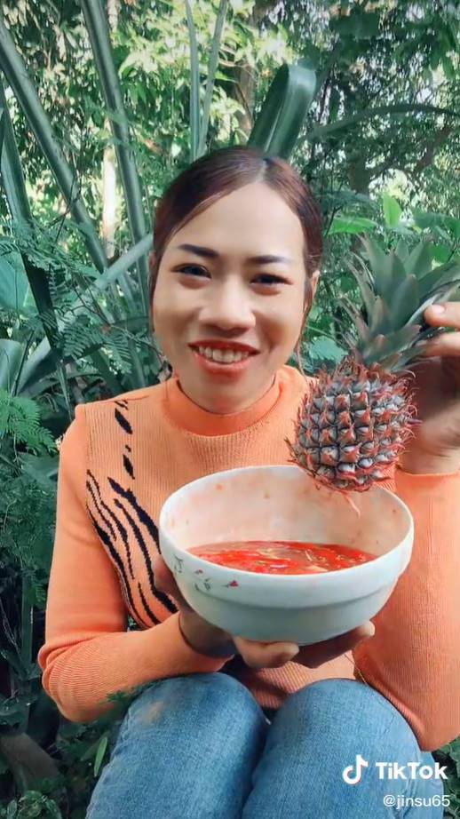 โชว์กินสับปะรดทั้งเปลือก โชว์กินสับปะรดทั้งเปลือก