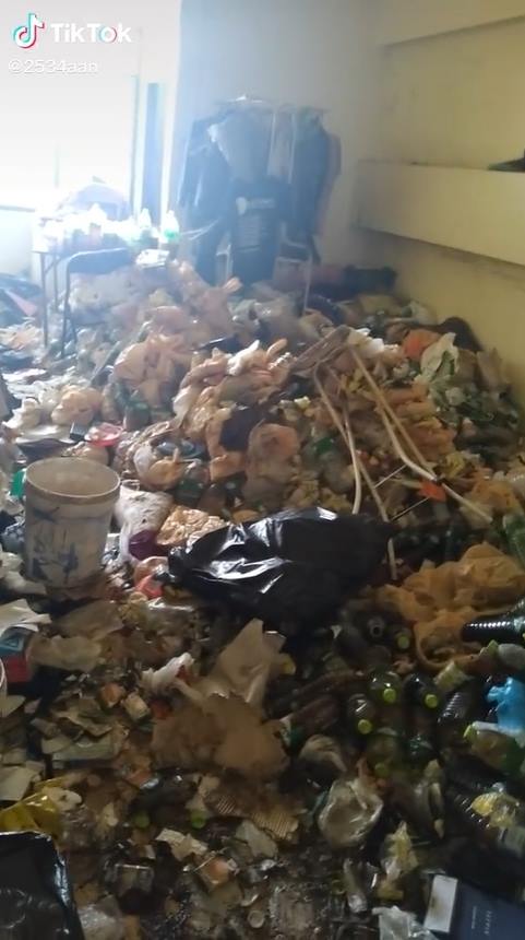 ขยะล้นห้องเช่าหนุ่มหล่อ ขยะล้นห้องเช่าหนุ่มหล่อ