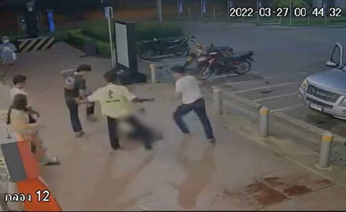 รุมกระทืบ พนง.เซเว่น เตือนใส่แมสก์ รุมกระทืบ พนง.เซเว่น เตือนใส่แมสก์