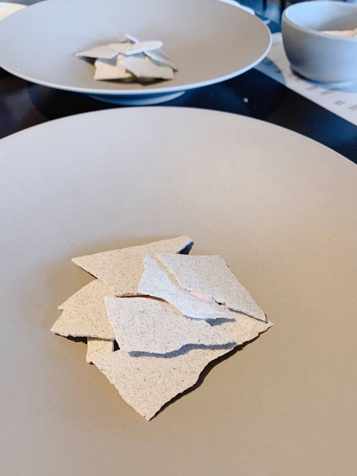 ร้านอาหารหรู เสิร์ฟเมนูแปลก คล้ายแผ่นปูน ร้านอาหารหรู เสิร์ฟเมนูแปลก คล้ายแผ่นปูน